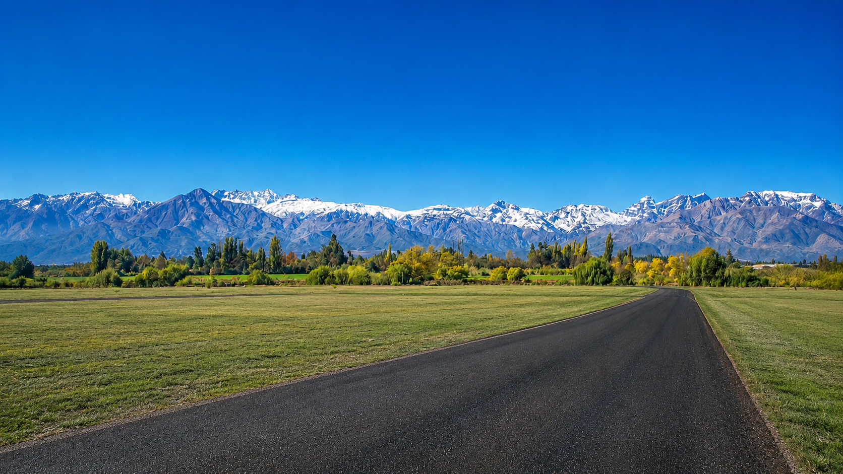 Carretera hacia las montañas nevadas Vista hacia la cordillera